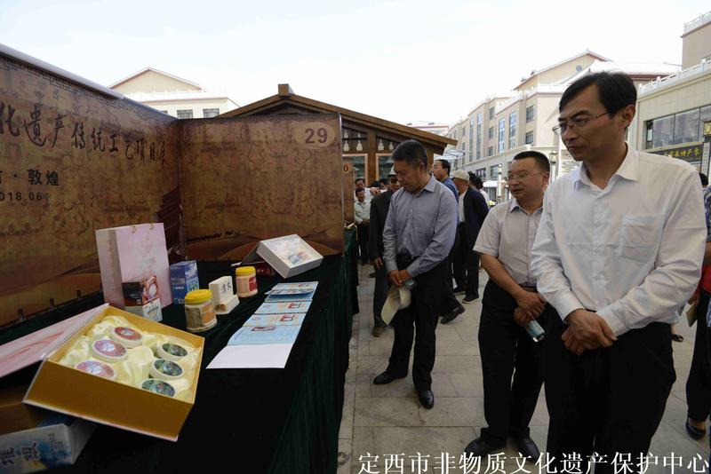 省文化厅党组成员、副厅长梁朝阳等省市领导现场参观定西市省级非遗项目-漳盐制作技艺产品展出现场.jpg