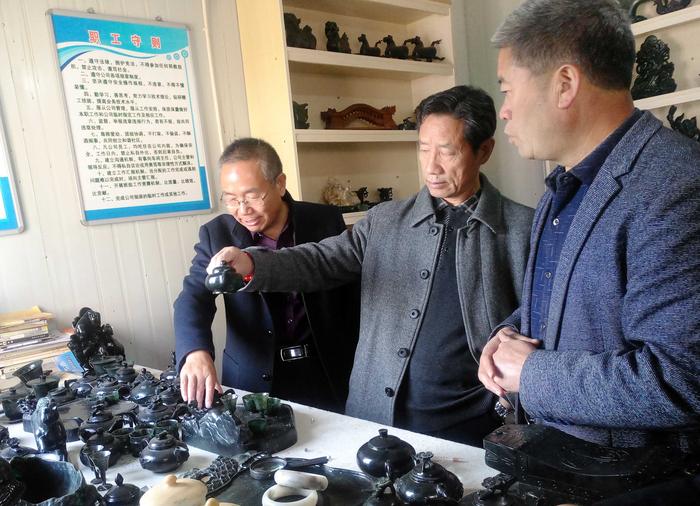 督查组调研渭源县玉器加工情况.jpg