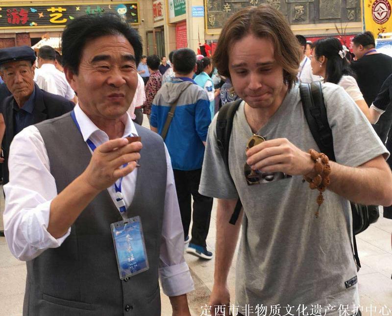西班牙籍美国人饶有兴致的品尝定西省级非遗项目“靛坪大曲”酒.jpg