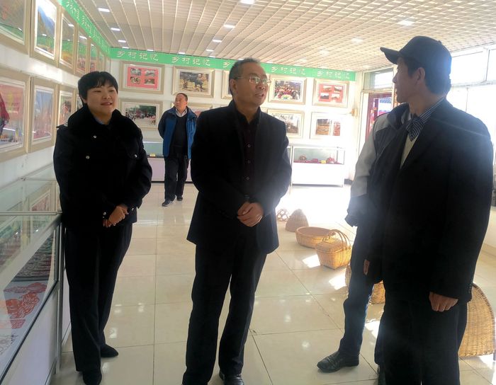 市文广局调研员张剑参观岷县十里乡文化站.jpg