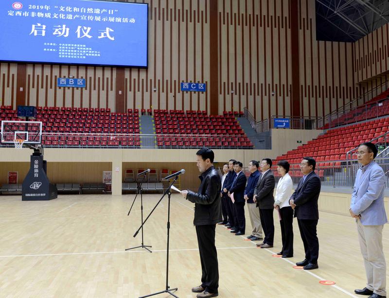 4定西市文体广电和旅游局副局长张继荣宣读《定西市文体广电和旅游局关于命名全市第一批非遗扶贫就业工坊的通知》.jpg