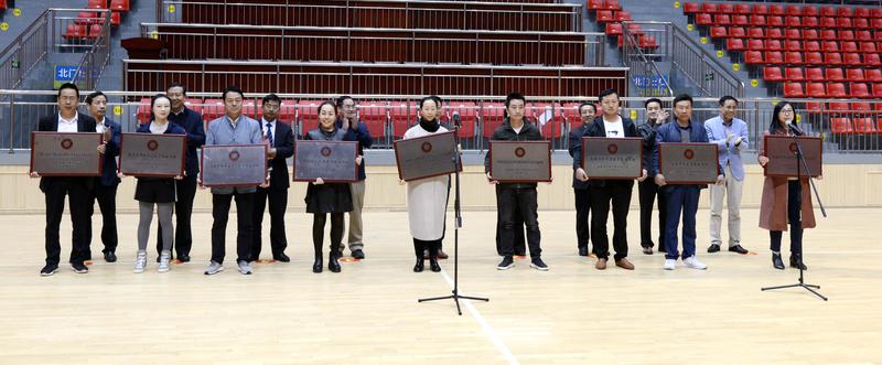 5 启动仪式上为21个定西市第一批非遗扶贫就业工坊授牌。.jpg